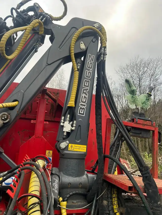 Hydraulic hoses on a lorry-mounted crane arm