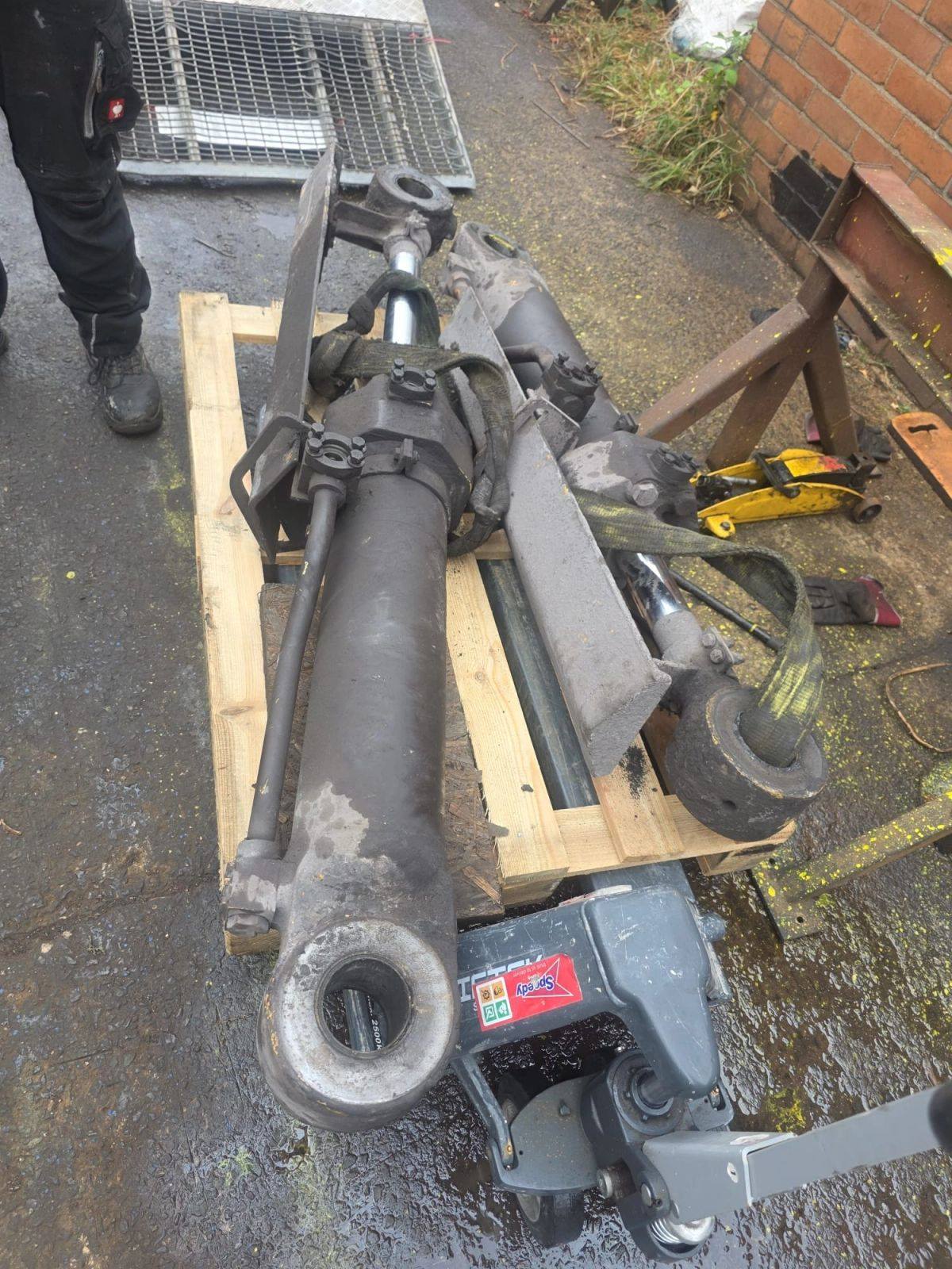 Hydraulic ram on the bench