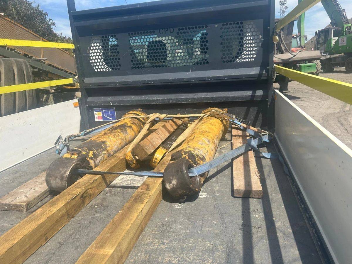 Hydraulic rams in the back of a van